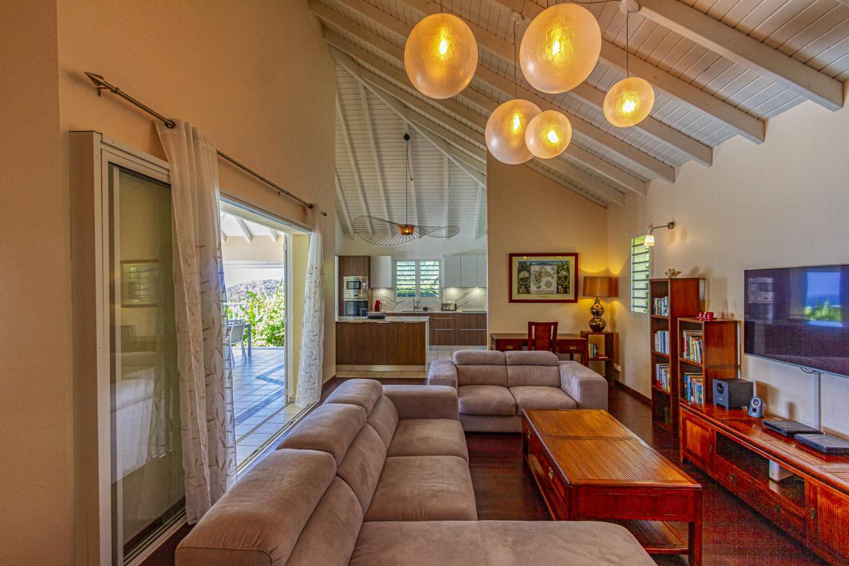 12. Location villa vue mer piscine Deshaies Guadeloupe_Salon Vue Mer des Caraibes